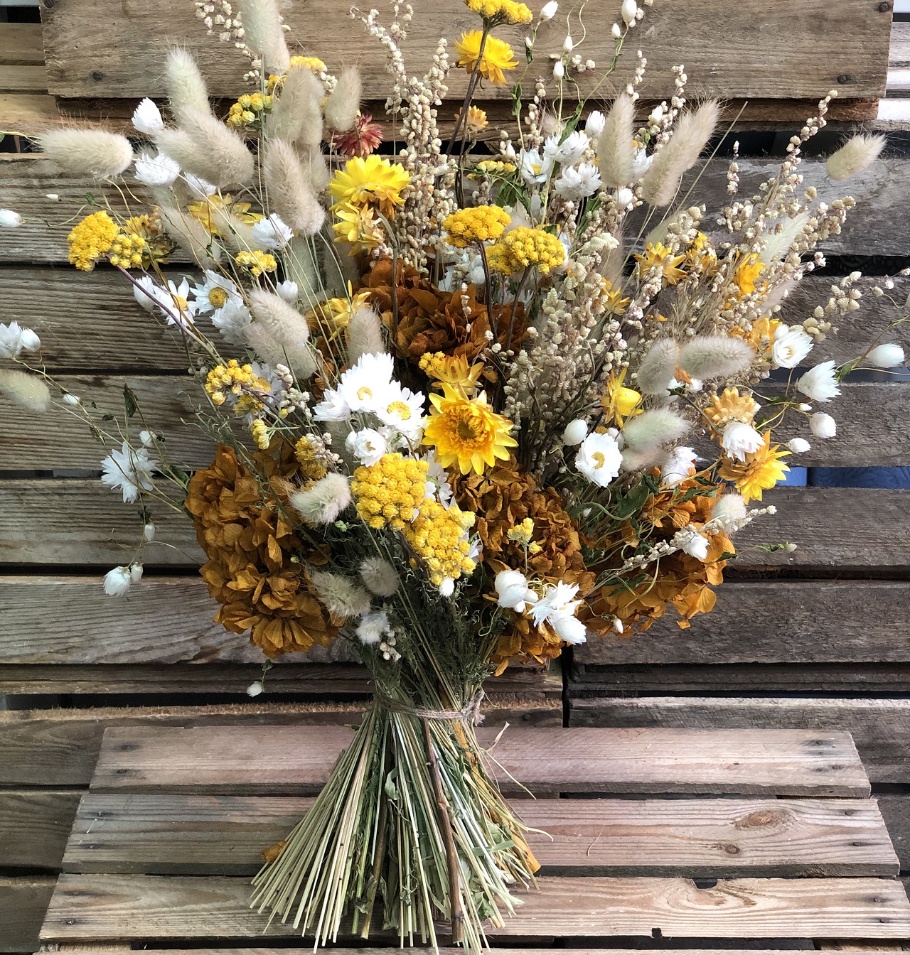 Mareo Fatal Bueno Ramo de flores secas en tonos blancos y amarillos online
